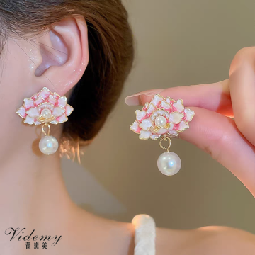 Elegant Flower Pearl Stud Earrings for Everyday Glamour
