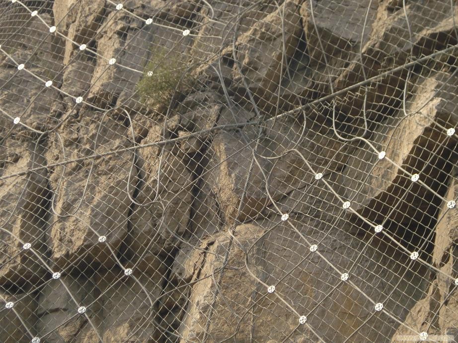 شبكة سلك شد عالية وحبل شبكة سلكية لحماية سقوط الصخور ، تغطي شبكة سلك المنحدر