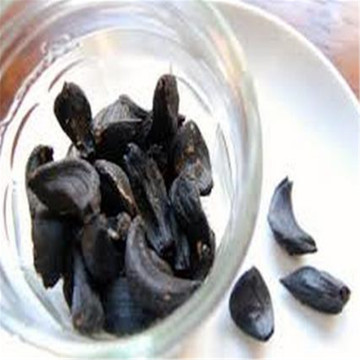 Alimentos orgânicos de alho preto descascado