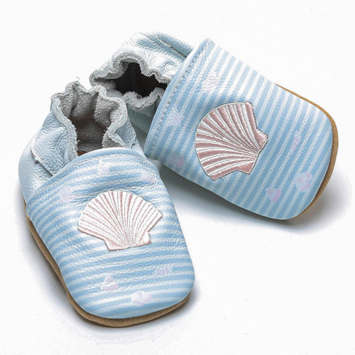 巻き貝の赤ちゃんの柔らかい革の靴