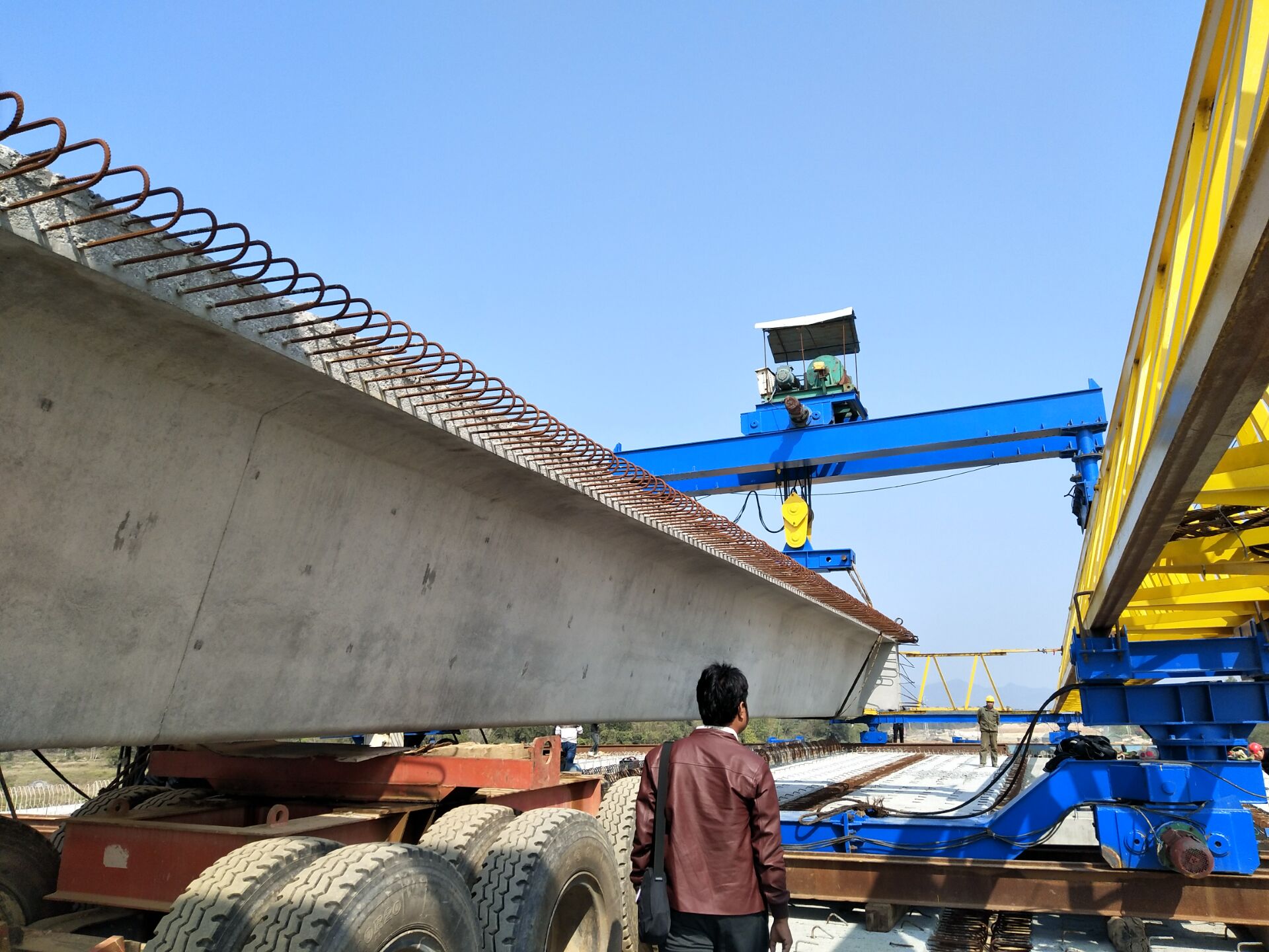 带双小车的格构梁公路梁下水龙门起重机出售