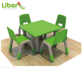 เก้าอี้และโต๊ะอาหารที่โรงเรียน
