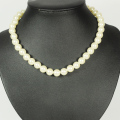 Collier de perle en plastique blanc