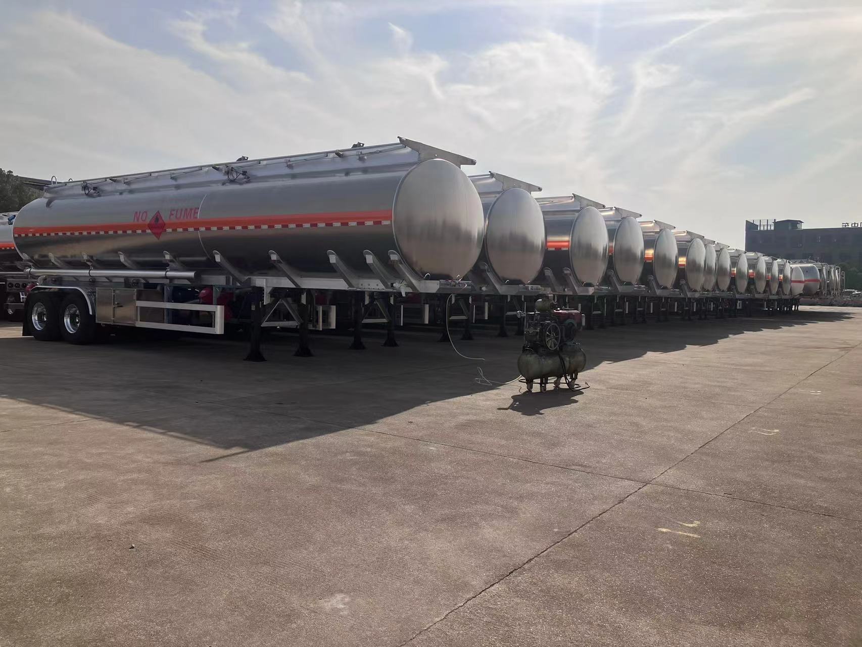 Remolque de combustible (2) Fuel Trailer (2)