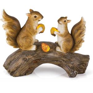 Squirrels trên một trang trí vườn gỗ