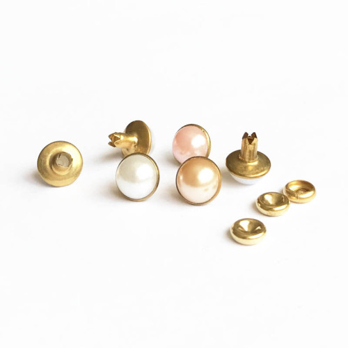 8mm weiße Perlennieten mit Gold Backpart