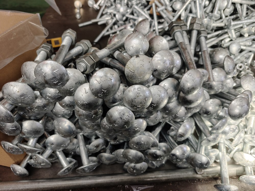 krokový šroub step bolt