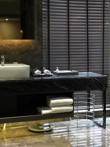 Wooden Grain Venetian Blinds Black