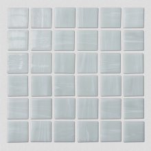 正方形のモザイクガラスの大きな白い壁タイル