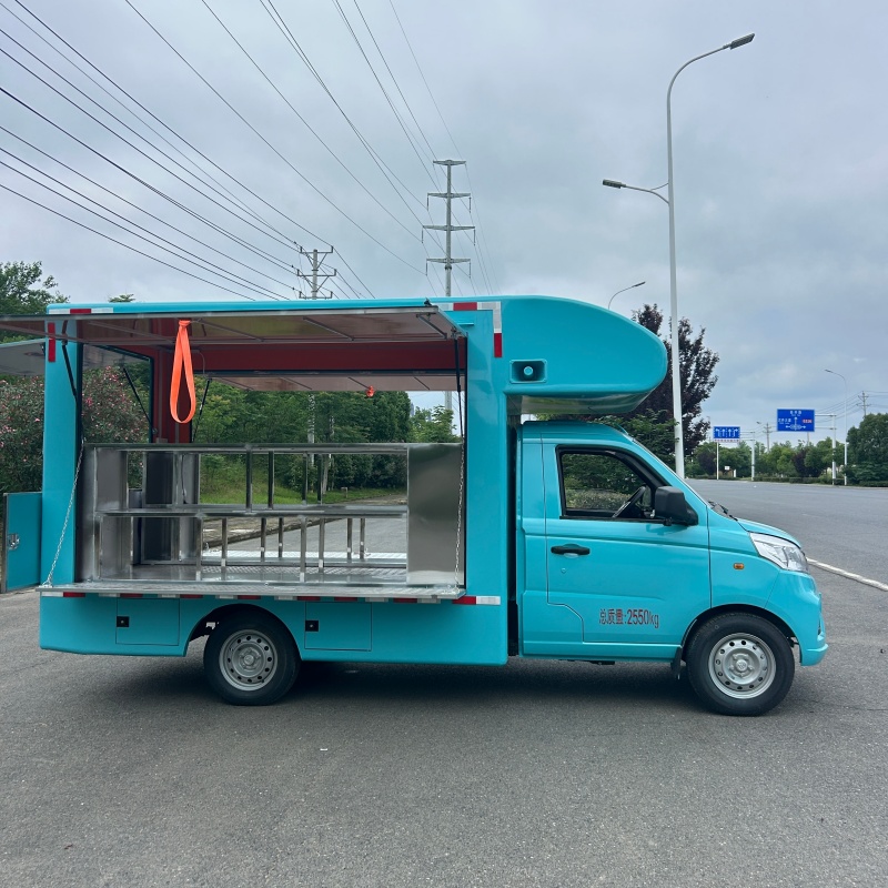 Mover el carrito de bebidas de la tienda. Move the beverage cart of the store