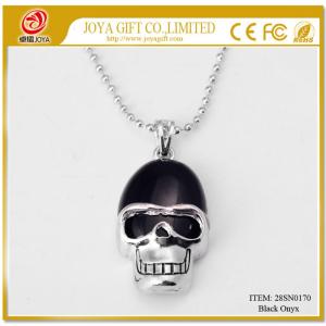 Colgante de piedras preciosas de calavera de ónix negro con cadena de plata