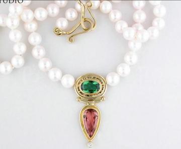 White pearl pendant necklace with diamond decorated