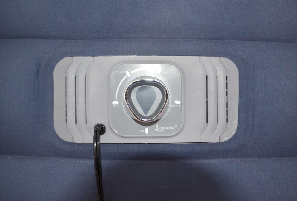 Aufblasbare Luftmatratze mit Pumpe Inflatable Air Mattress with Pump