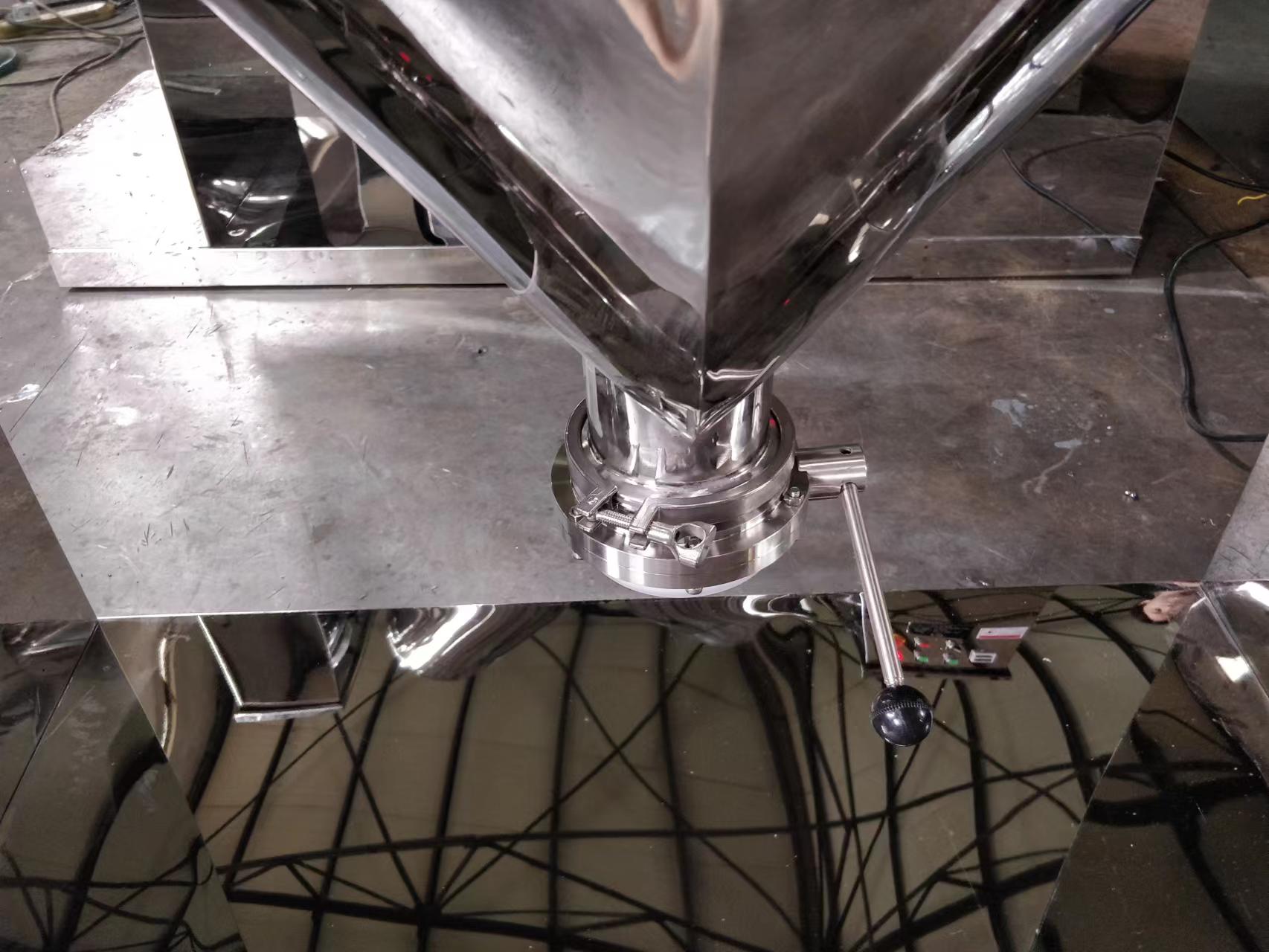 V mixer discharge outlet