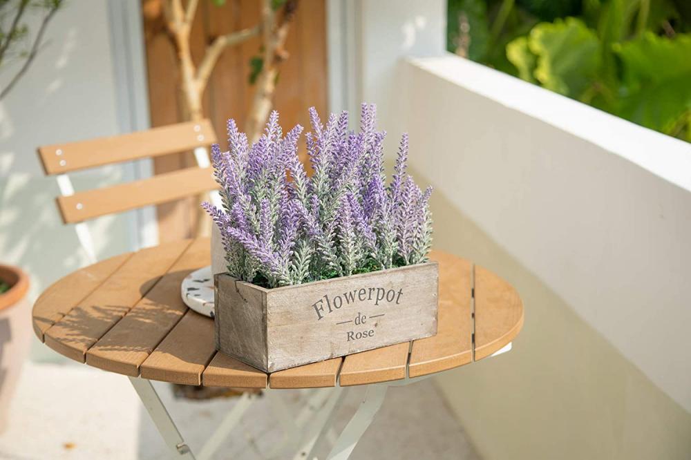 Planta em vasos de lavanda com bandeja de madeira