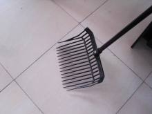 Plastic Grooming Pitchfork with Metal Handle (SM6601)