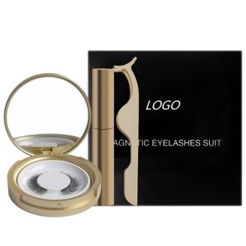 magnetische Wimpern eines Paris eingestellt in goldenen Kasten