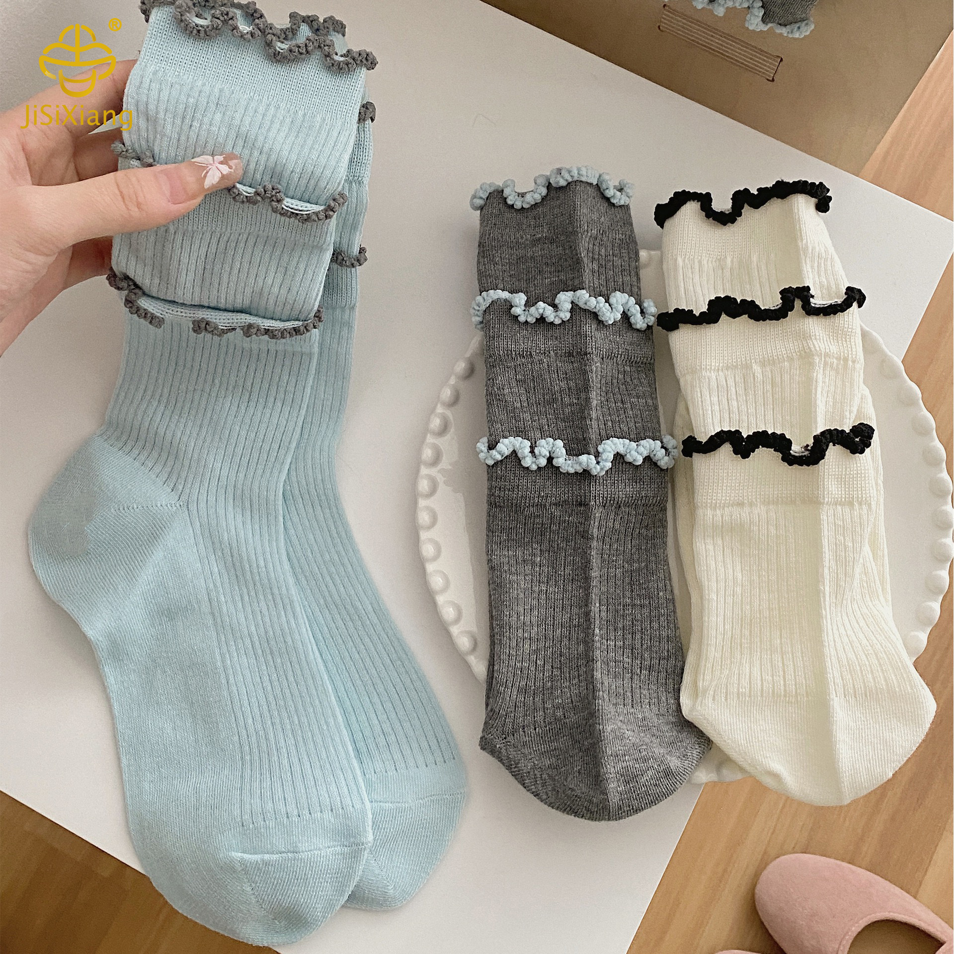 나무 귀를 가진 양말 더미의 한국 버전 Korean version of pile of socks with wooden ears