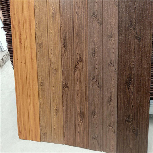 Pannellatura in legno decorativo con pannelli isolanti in schiuma PU