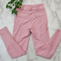 タイツのタイツに乗っているピンクの女性ポケットには馬術団のズボン