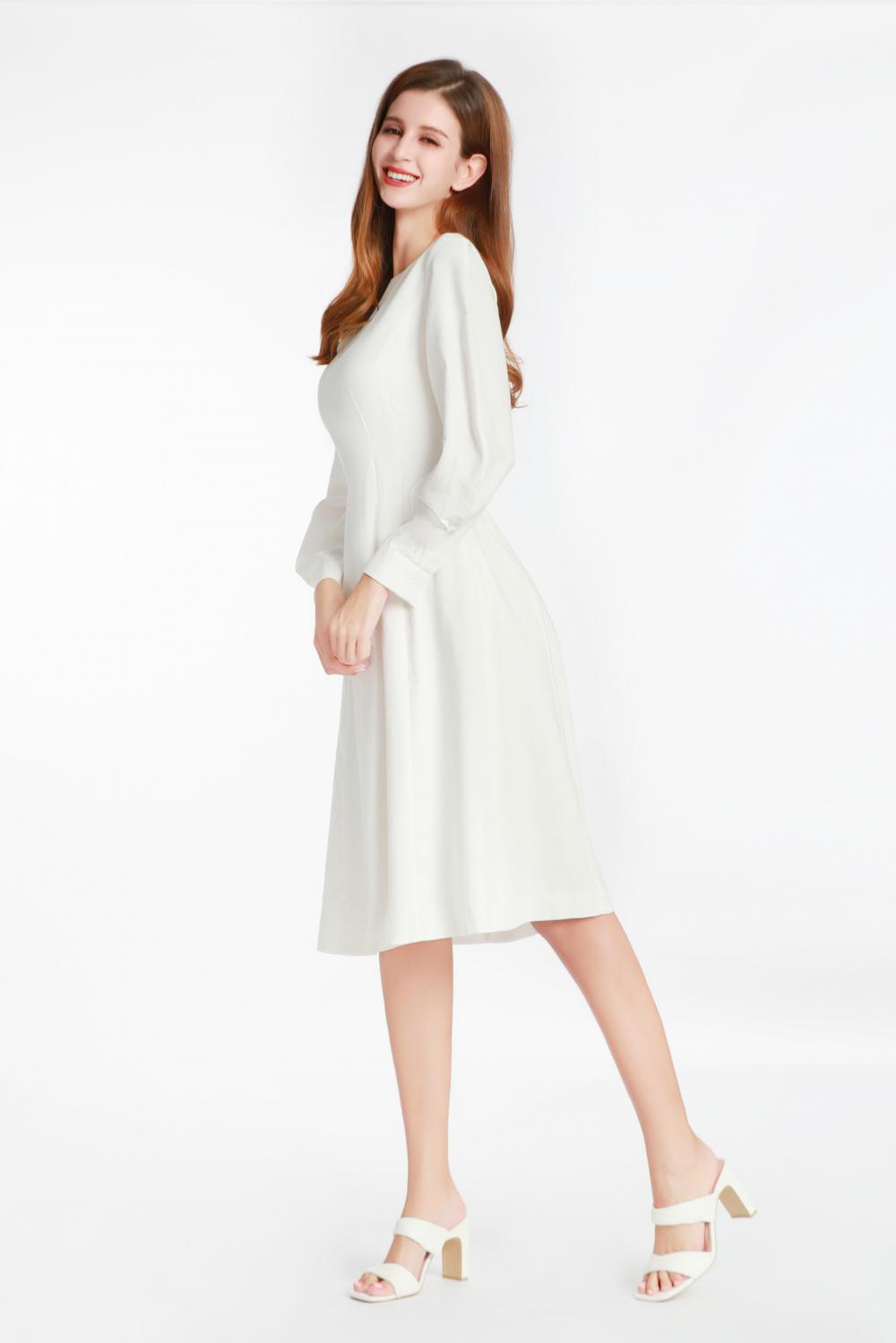 小さな丸い襟付きの白い長袖のドレス