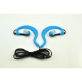 Ejecución de auriculares deportivos con cable en la oreja con gancho para la oreja