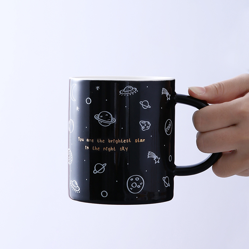Tasse de petit-déjeuner sur le thème des étoiles de l'espace Space stars themed breakfast cup