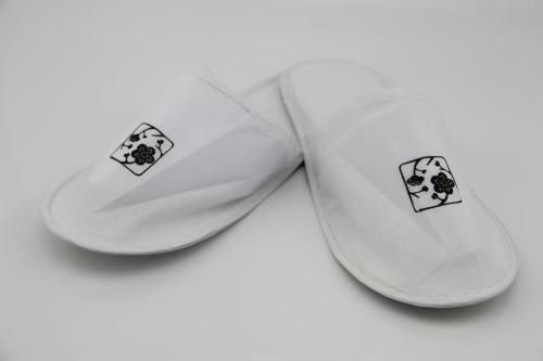 Custom Hotel Room Slippers With Printed Logo