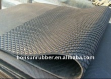 Diamond pattern rubber mat
