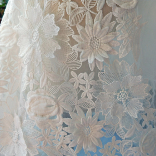 Роскошное свадебное платье с кружевной вышивкой и цветочным узором