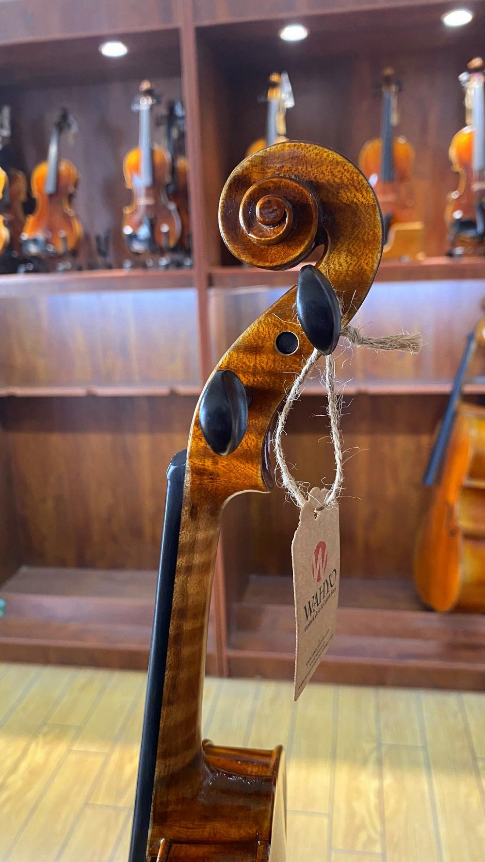 اللطيف اللطيف المصنوع يدويًا للعازف الكمان