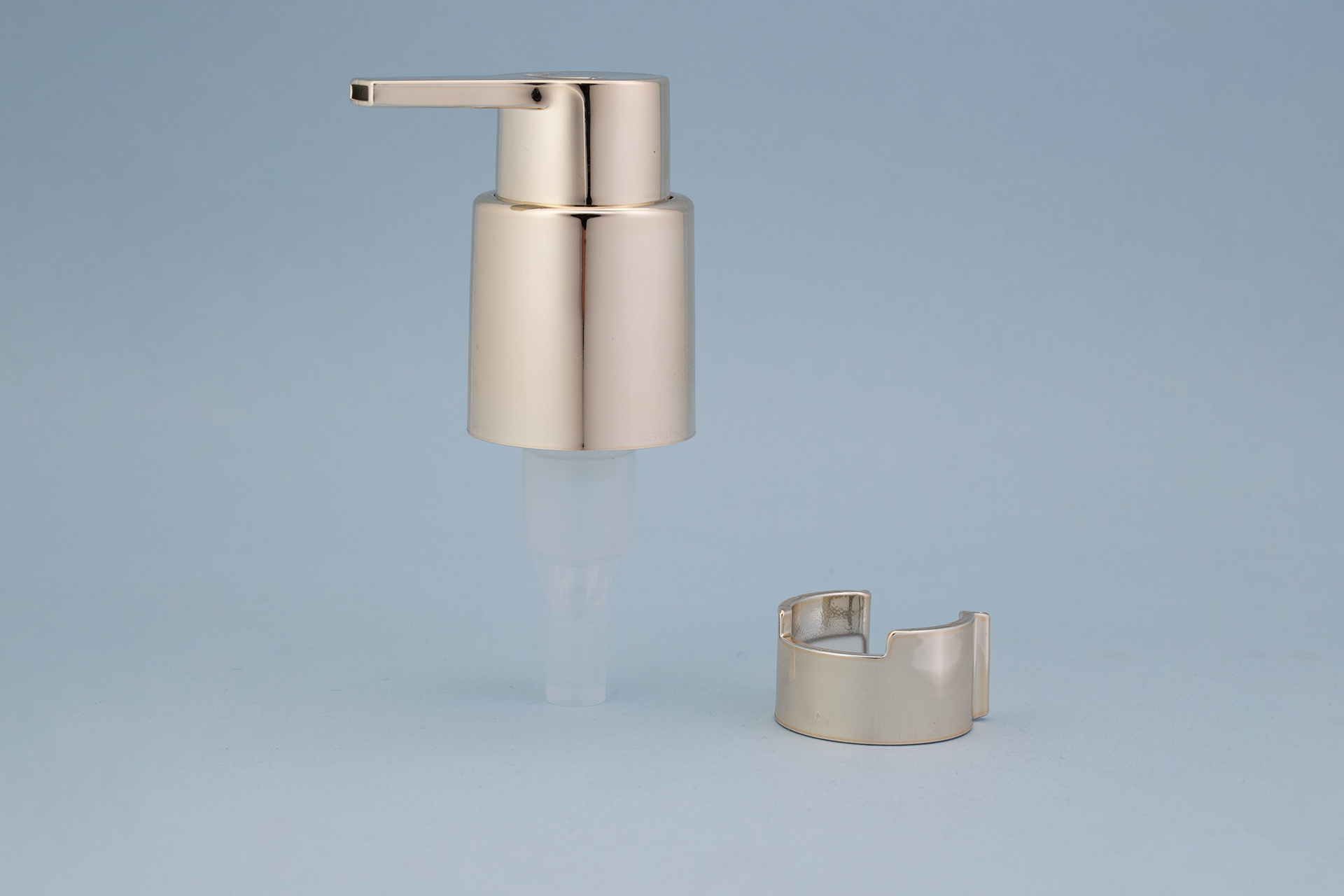 مضخة لوشن ذهبية لامعة 24/410 بالأشعة فوق البنفسجية مع مشبك ذهبي للأشعة فوق البنفسجية 24/410 UV shiny gold lotion pump with UV gold clip