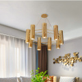 Villa de sala de estar com candelabro de luz pendente de hotel