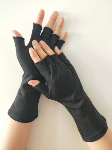 Long Wristed Nylon Gloves