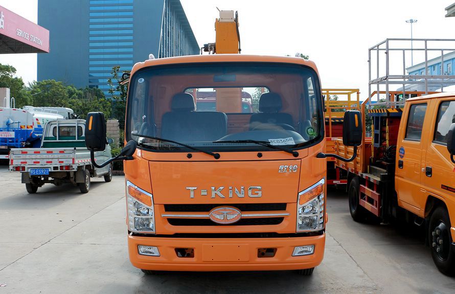 3.2t xcmg crane truck 1