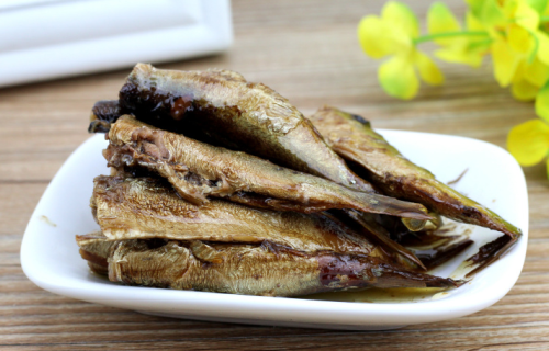 Peixe de sardinha enlatado em óleo de girassol