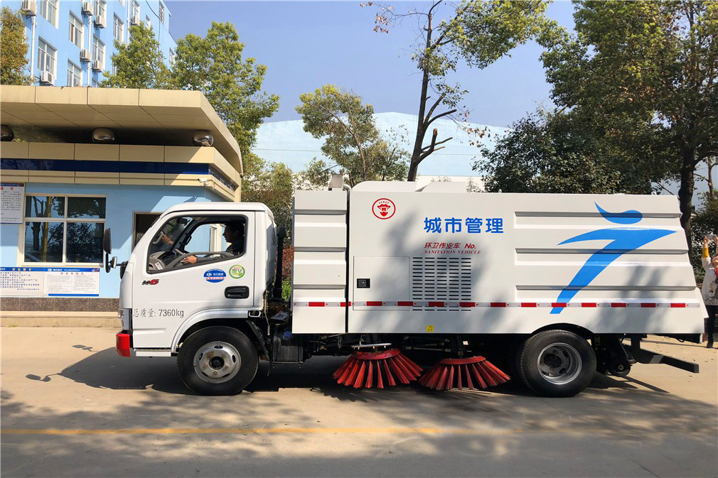 Road Sweeper Truck 4