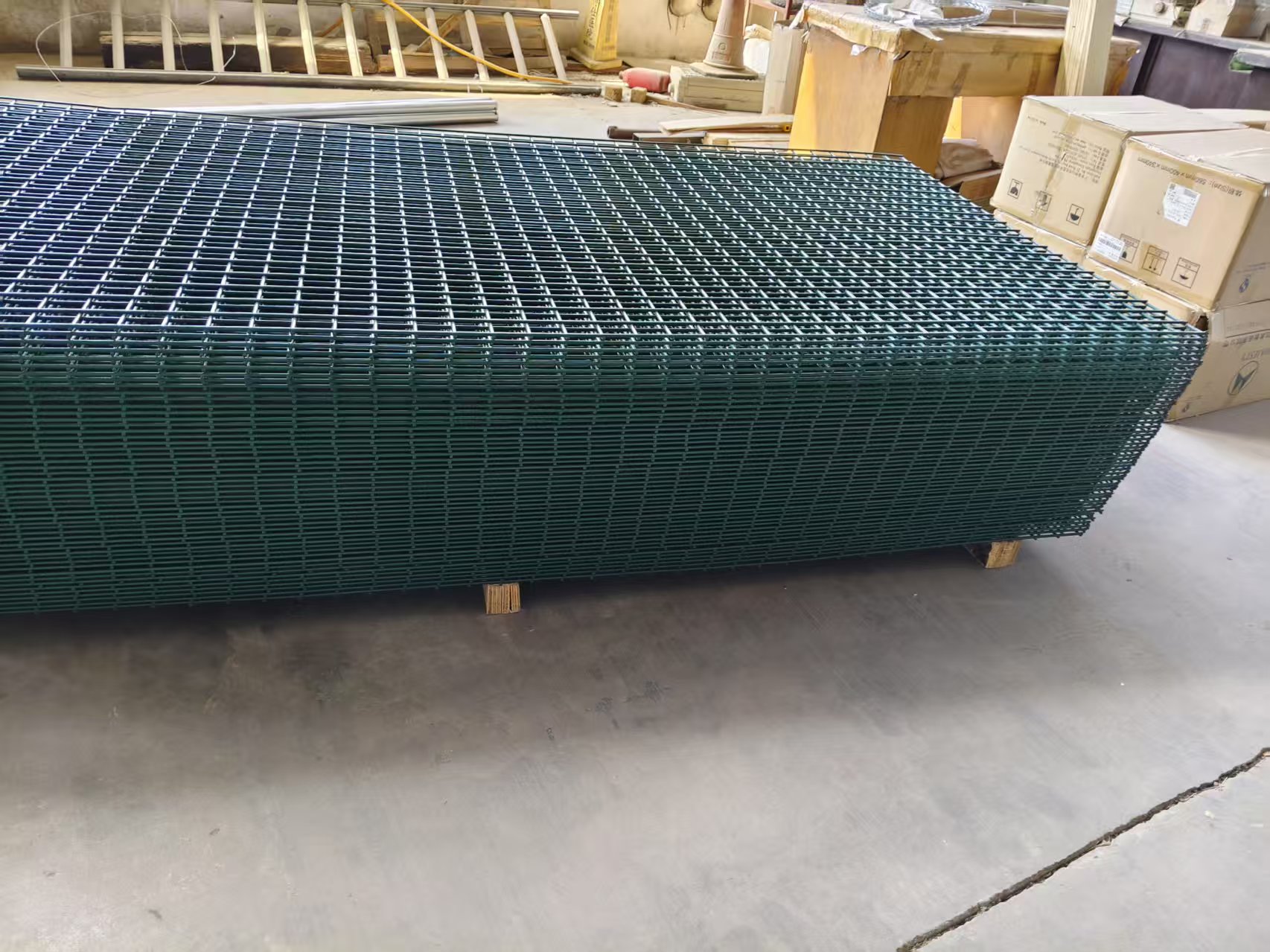 PVC-beschichtete geschweißte Drahtplatte | ANJIA – Starres Gitter für Perimetersicherheit PVC coated welded wire mesh panel – rigid grid for fencing and cages, manufactured by ANJIA 72,000sqm ISO facility