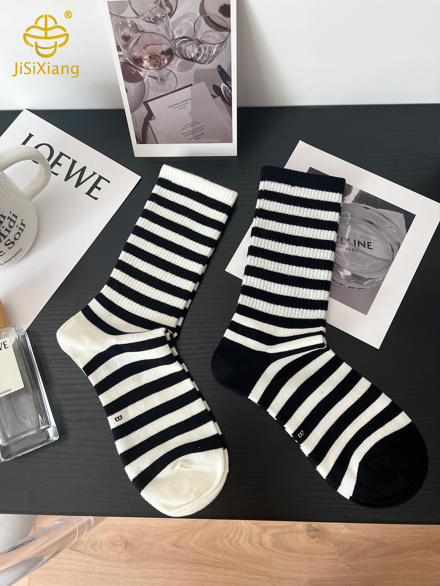 한국 흑백 줄무늬 중간 길이 양말 Korean black and white striped mid length socks