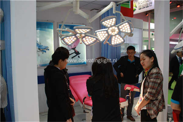 CMEF hotsale ceiling type LED operating lamp