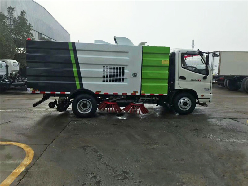Road sweeping truck 5