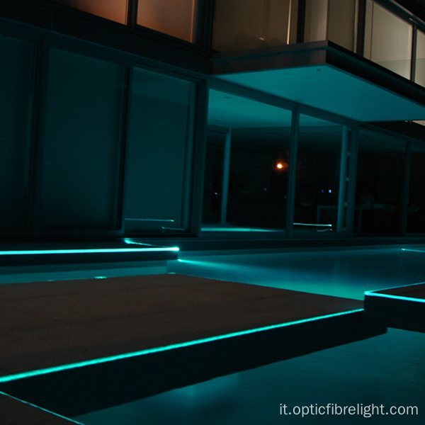 Illuminazione perimetrale della piscina in fibra ottica