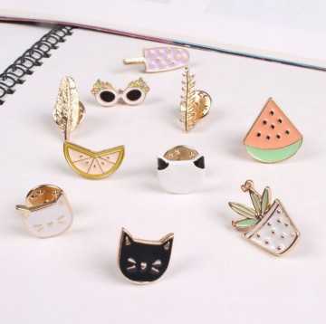 Fashion cats contracted design brooch