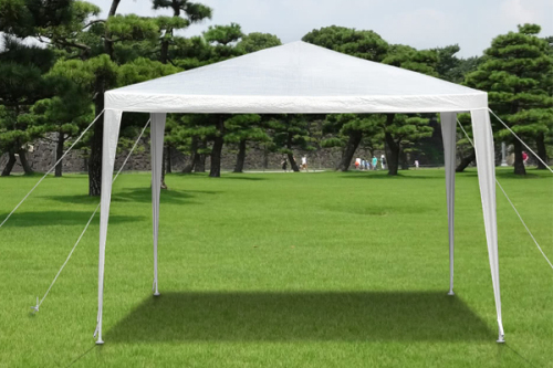 Tenda ao dossel no jardim ao ar livre