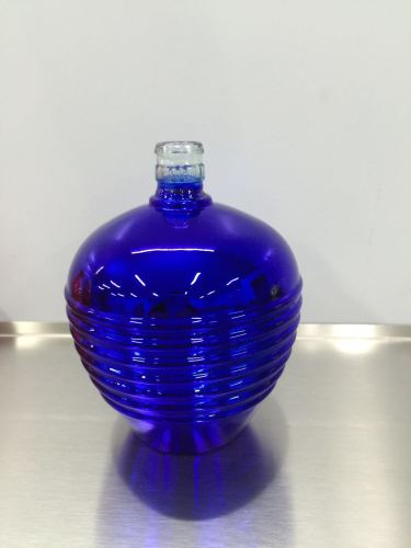 blauwe glazen flessen die mahcine bekleden