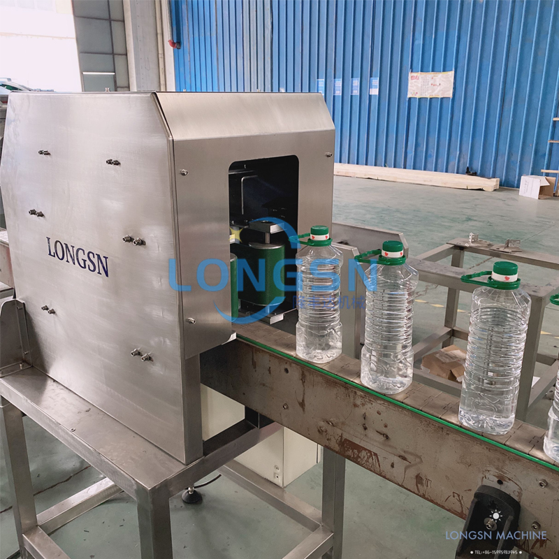 Fully automatic plastic water juice pet bottle handle ring lifting inserting machine handle applicator machine