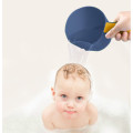 Shampoo enxaguar a cabeça da cabeça lavando o banho de bebê enxágüe