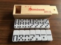Plast dominoer i trälåda