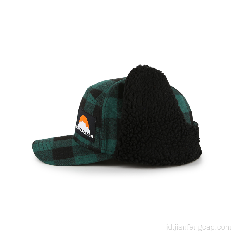 Topi musim dingin yang hangat dengan pegangan hijau penutup telinga