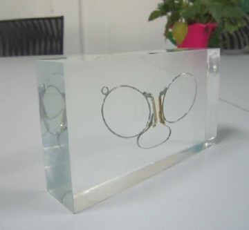 Fashionable Clear Paperweight